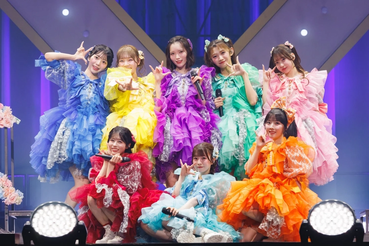 ステージ上で笑顔でポーズをとるCUTIE STREETのメンバー