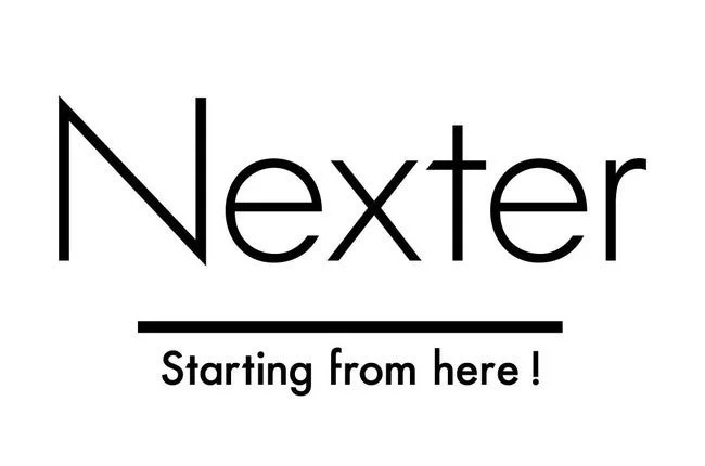 「Nexter」という単語が大きく表示され、その下に線があり、「Starting from here !」というメッセージが書かれています。新たな始まりや出発点を示すシンプルなロゴデザインです。
