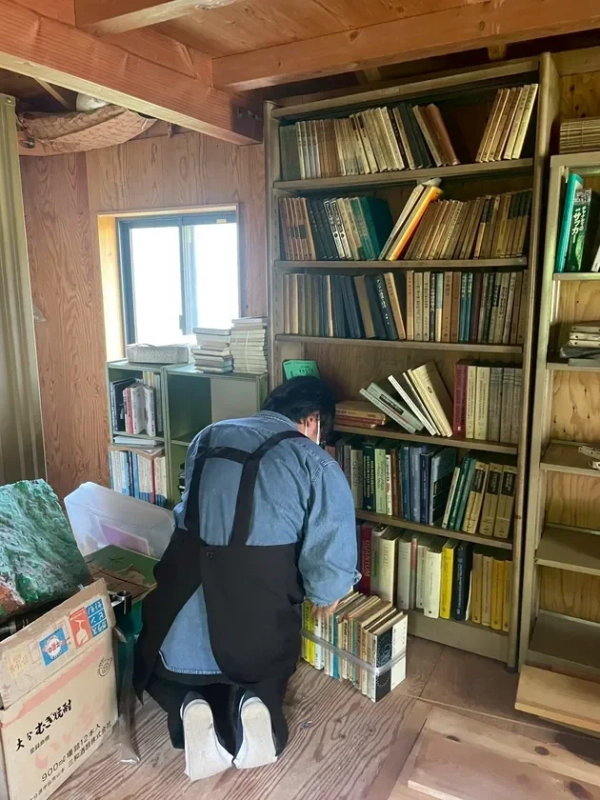 出張買取の現場で作業する東京書房の買取スタッフ