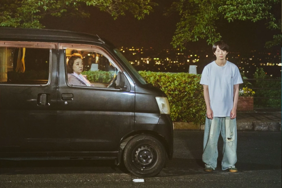 夜の車と人物