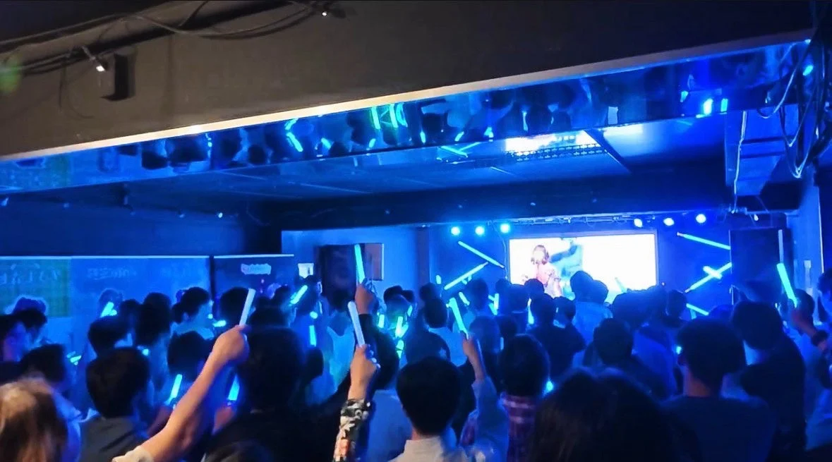 青い光に包まれたライブ会場