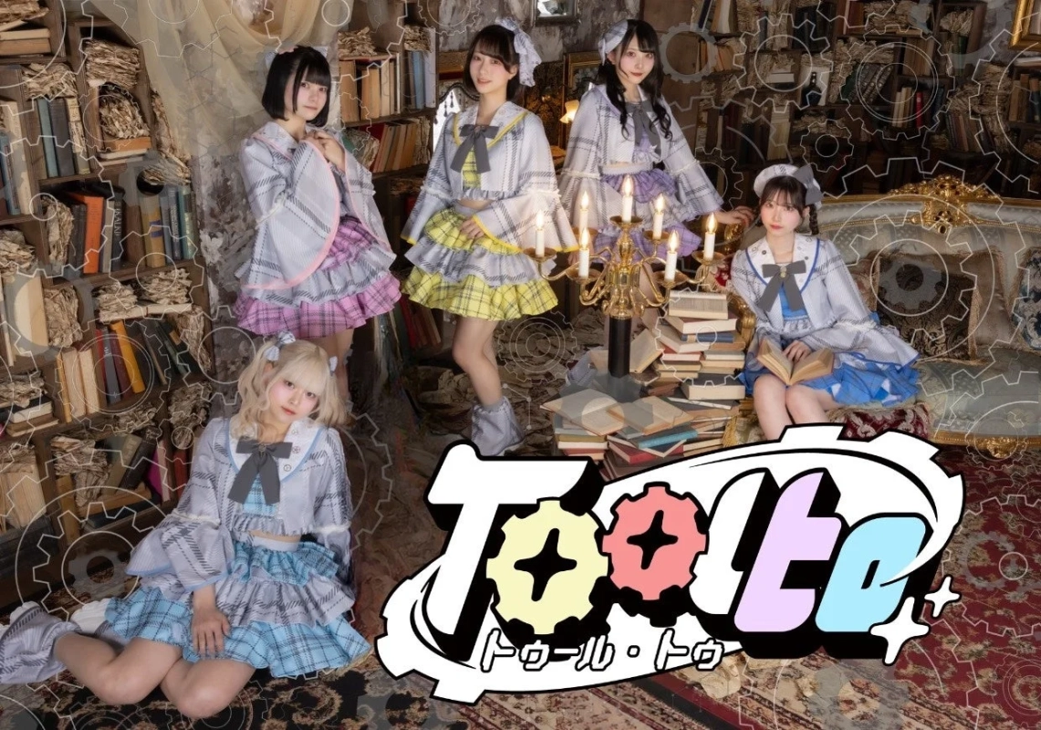 パステルカラーの衣装をまとった5人組アイドルグループ