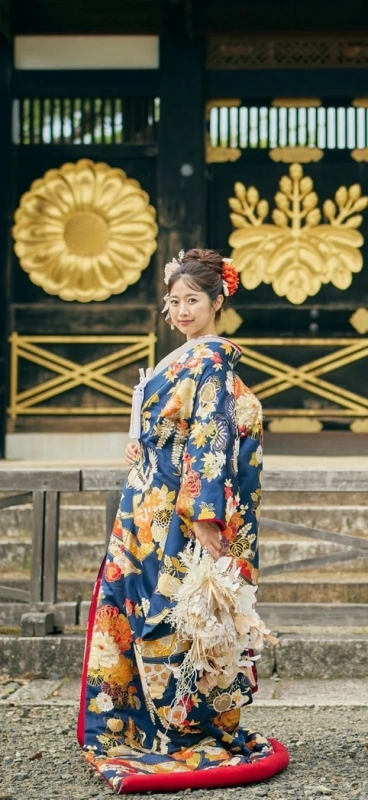青い着物を着た女性