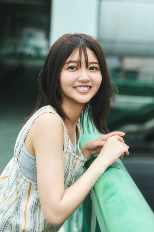 笑顔でカメラを見つめる日向坂46 山下葉留花