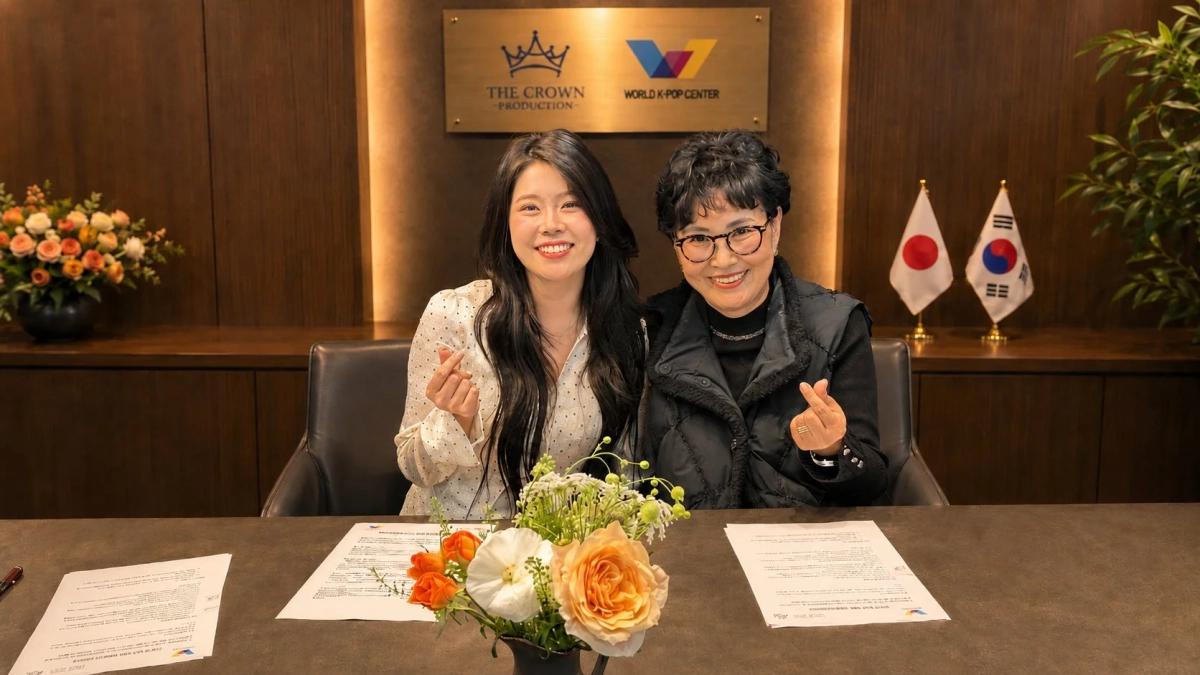 笑顔でハートサインをするThe Crown ProductionとWORLD K-POP CENTERの関係者