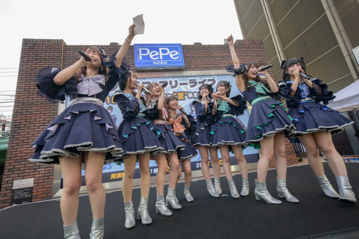 ライブパフォーマンス中のラフ×ラフ