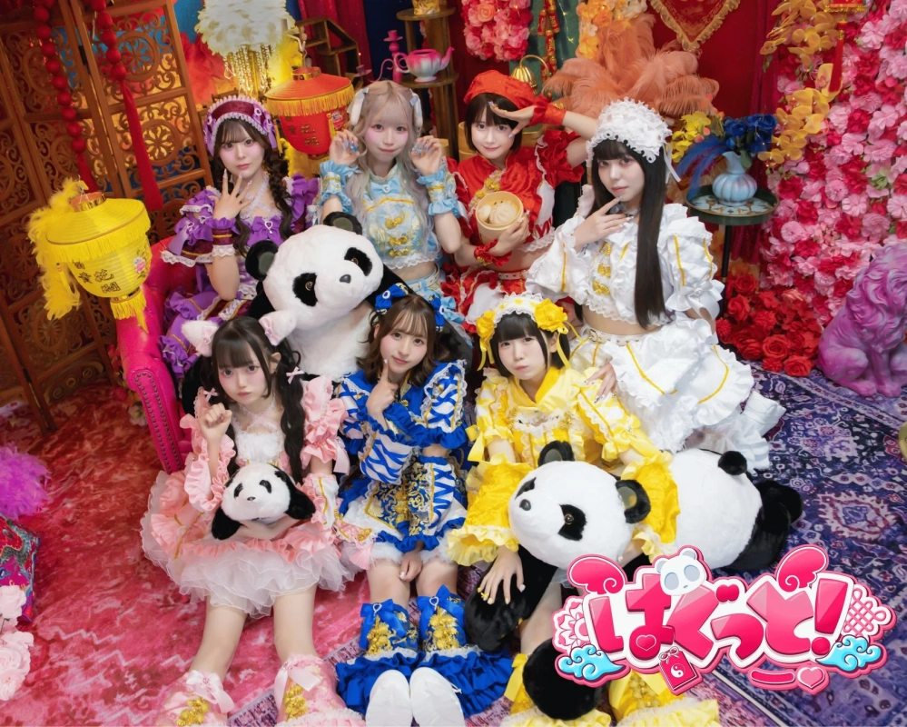 中華風の豪華な装飾空間でポーズをとるアイドルグループ