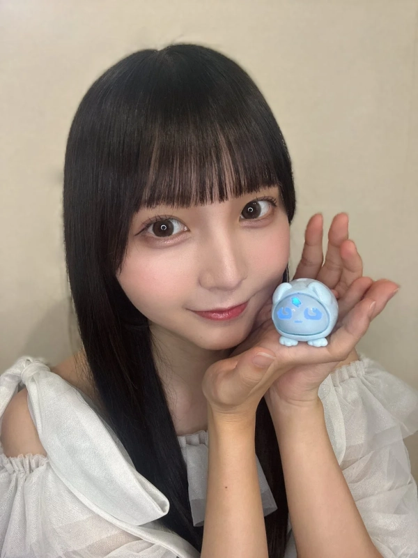 青いマイクロペットを持つ小杉怜子さん