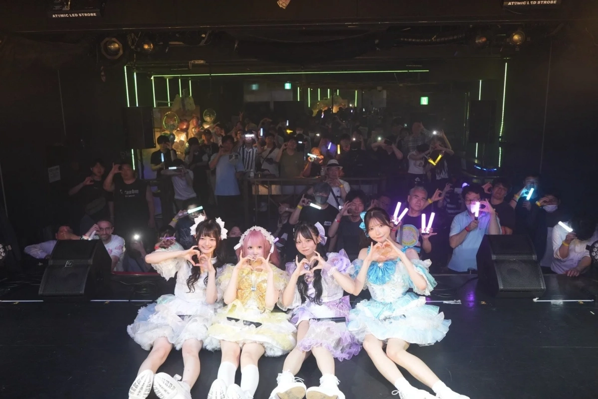 ステージでパフォーマンスするアイドル
