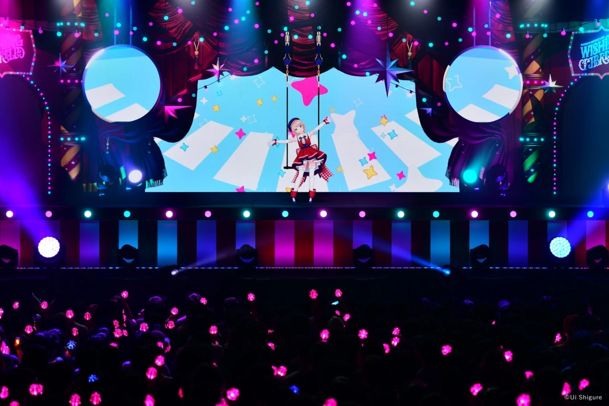 バーチャルアイドルがブランコに乗ってパフォーマンスしている様子。