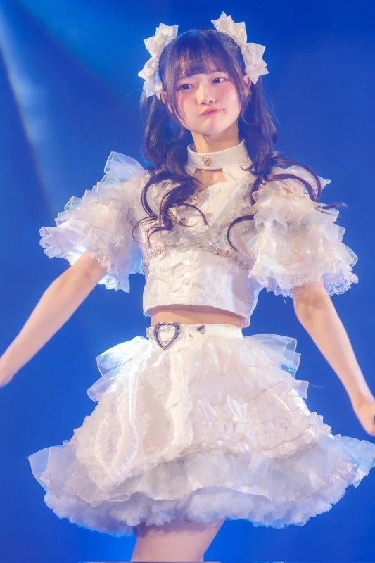 ライブステージでパフォーマンスするアイドルグループ