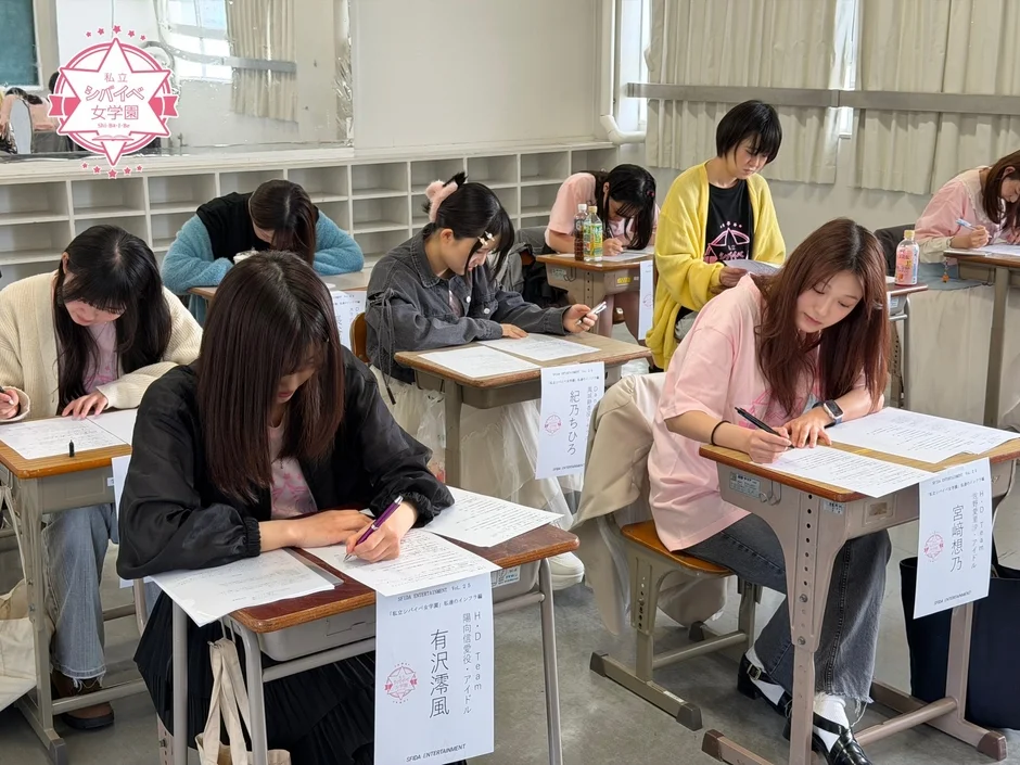 教室で試験を受ける生徒たち