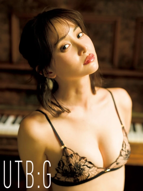 黒いレースのブラを着用した女性