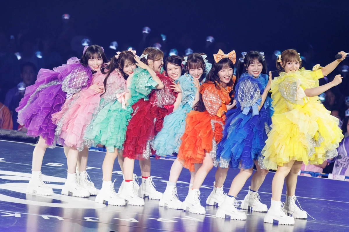 ライブステージで笑顔を見せるメンバー