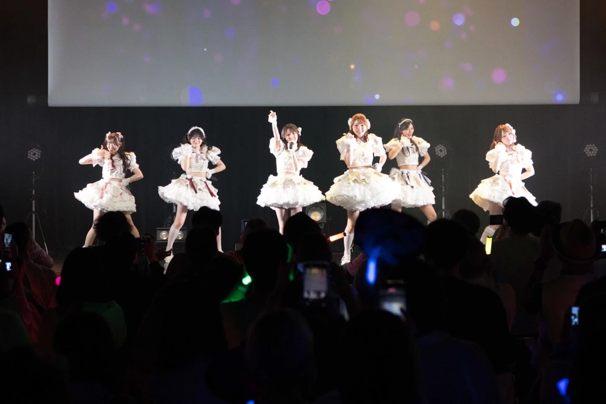 ライブ中のアイドルグループ