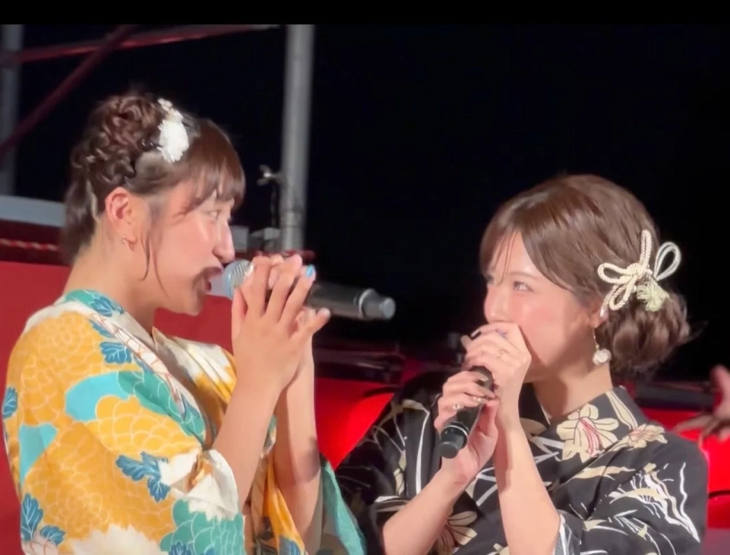 浴衣,ステージ,パフォーマンス,歌唱,女性,和装,夏祭り,音楽,マイク,アイドル