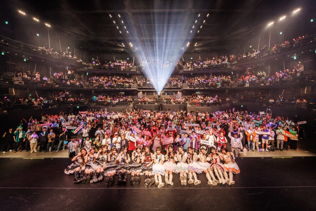 アイドルグループとファンの集合写真