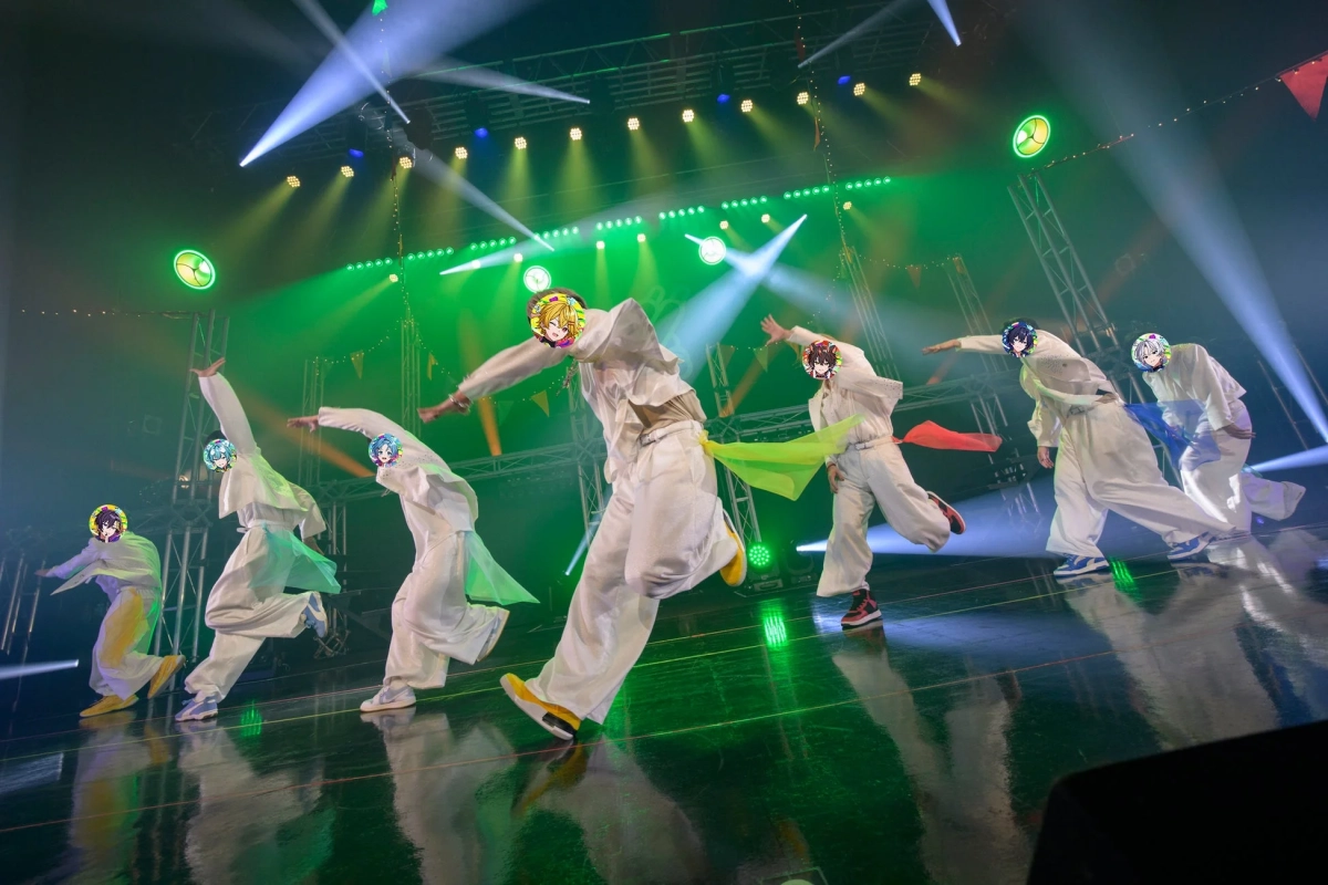 緑色のスポットライト下のダンスパフォーマンス