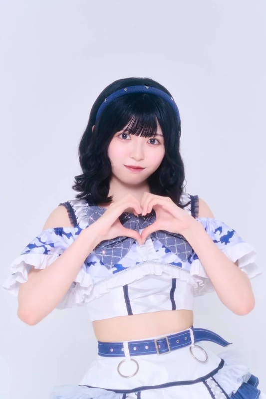 アイドル衣装の女性
