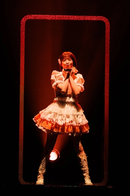 白いフリル衣装のアイドル