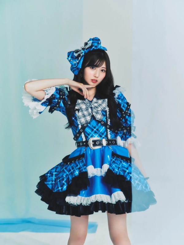 女性、アイドル、衣装、ブルー、チェック柄、可愛い、ポーズ、立ち姿、ファッション、肖像画、人物