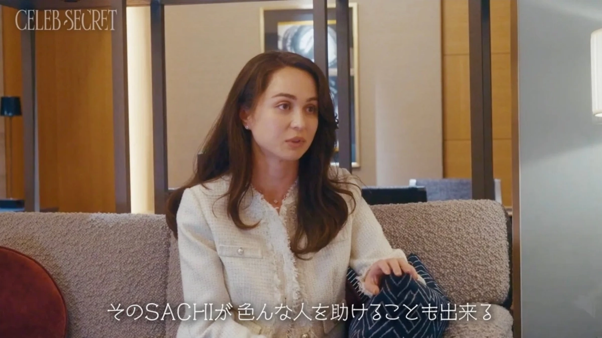 インタビューに応じる女性