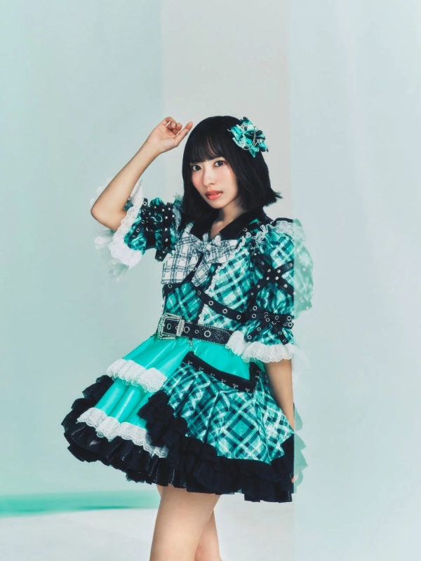 女性、アイドル、モデル、コスチューム、衣装、タータンチェック、フリル、レース、ショートヘア、黒髪、ポーズ、スタジオ撮影、ポートレート、可愛い、華やか、ステージ衣装、アイドル衣装、ターコイズ、エメラルドグリーン