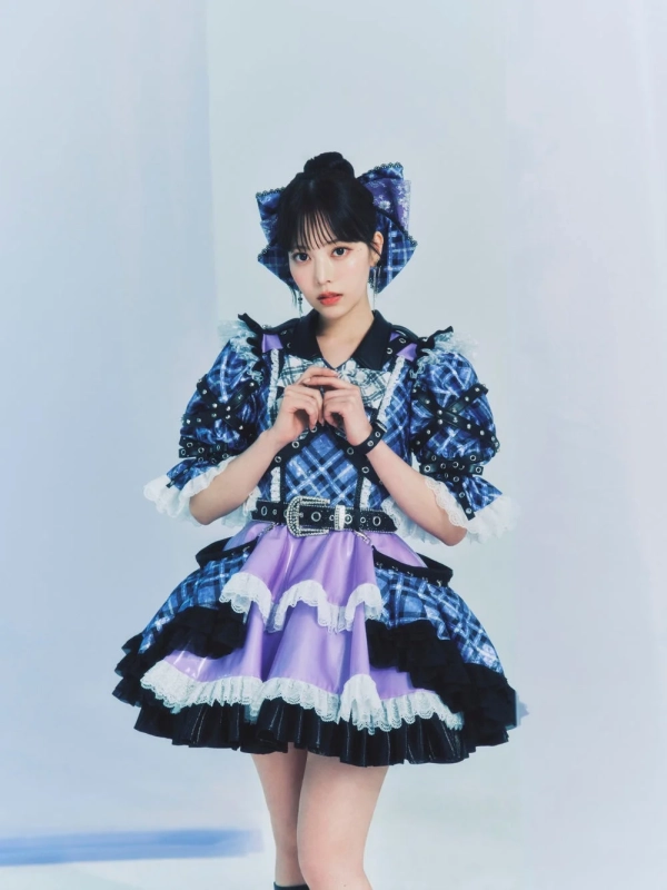アイドル、女性、衣装、チェック柄、ロリータファッション、ポップ、紫、青、全身、撮影、スタジオ、華やか、可愛い、ファッション、若い女性