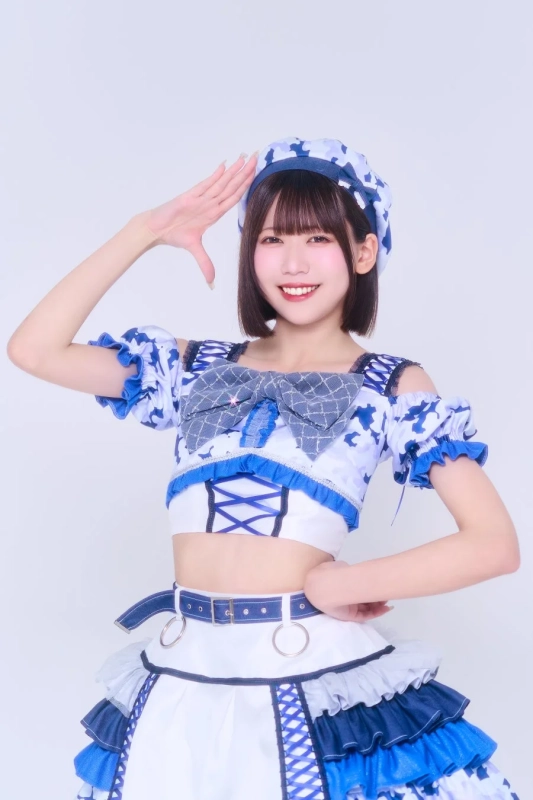 アイドル衣装の女性
