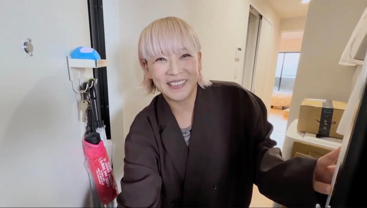 ピンクのショートヘアの女性
