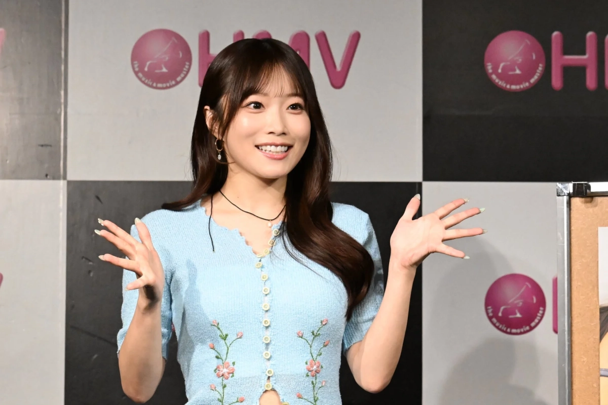 両手を広げて笑顔の岸みゆさん