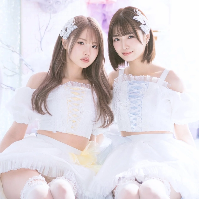 白いフリル衣装を身につけたfleuЯRのメンバー