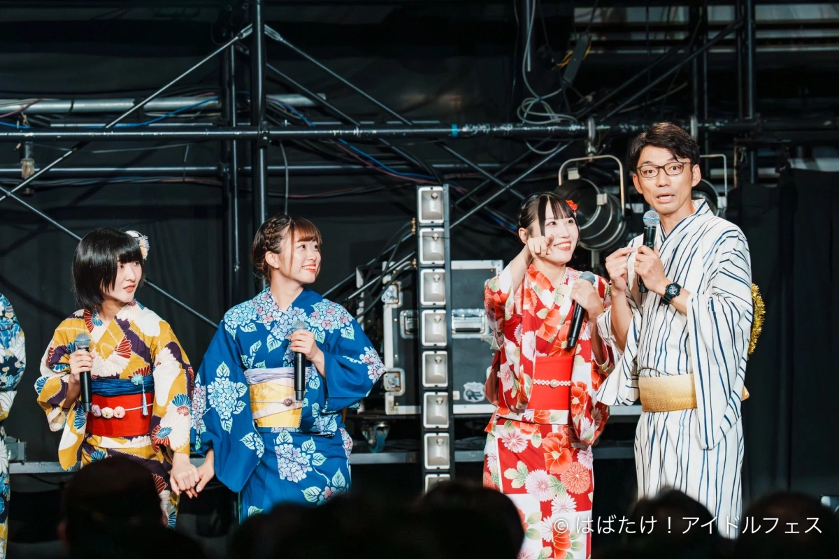 浴衣姿のアイドルと司会者
