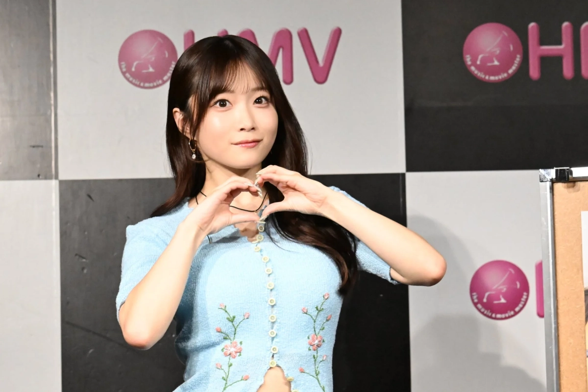ハートのポーズをする岸みゆさん