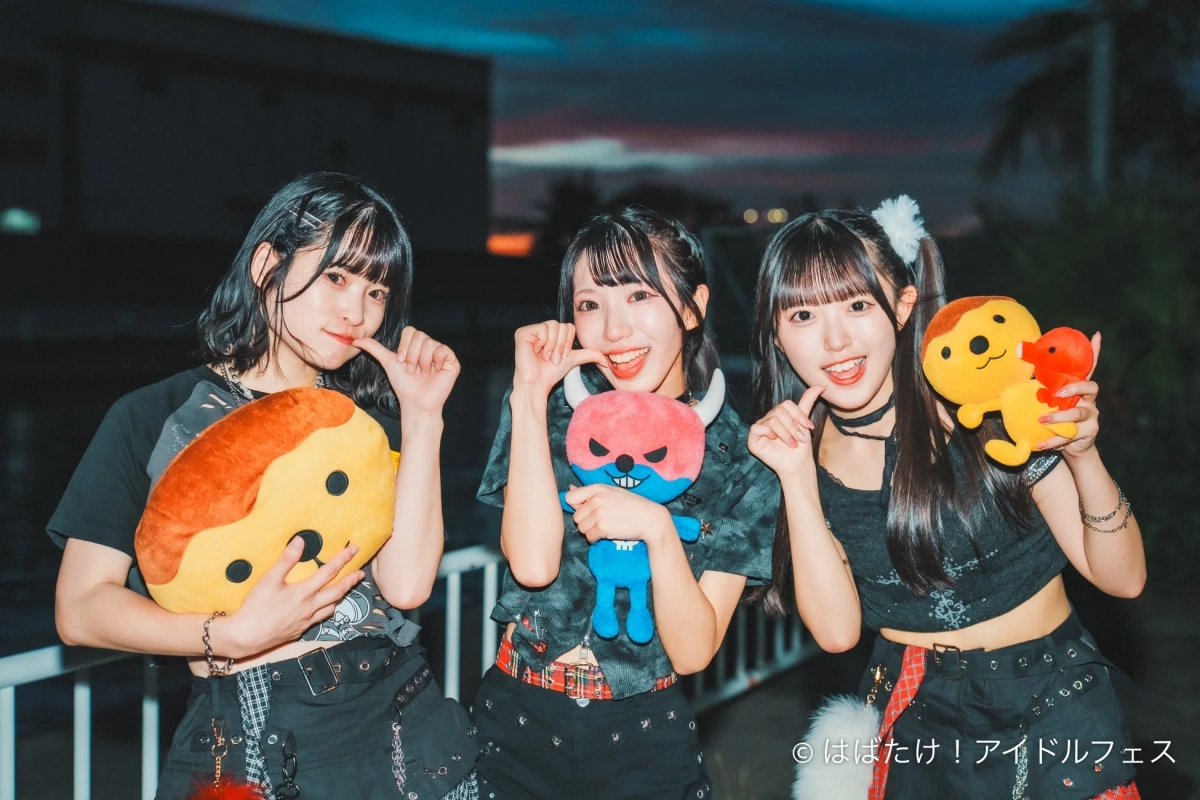 屋外でポーズをとるアイドル