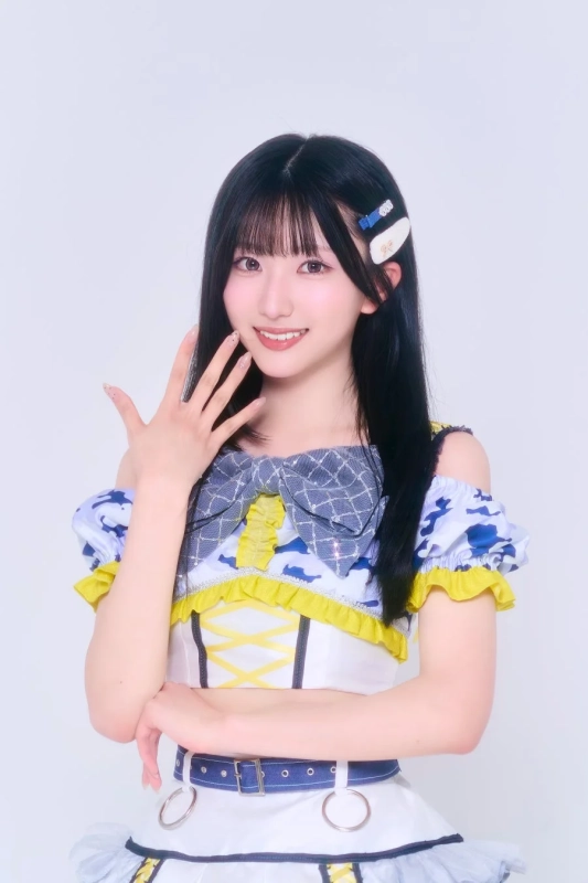 アイドル衣装の女性