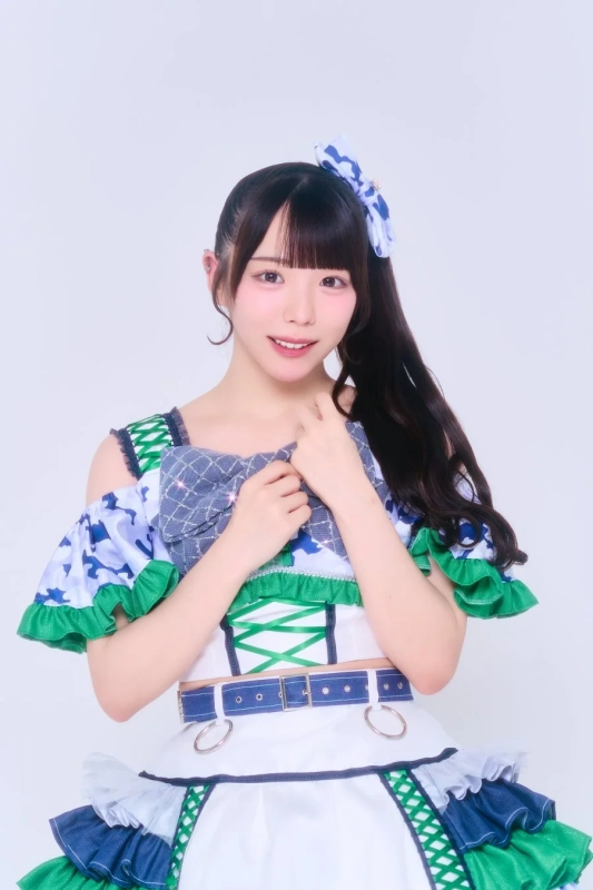 アイドル衣装の女性