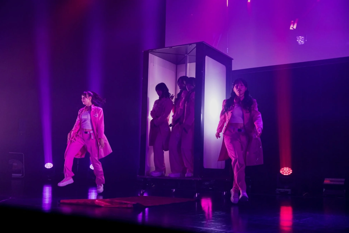 箱型のセットでパフォーマンスを行うSAKURA GRADUATION