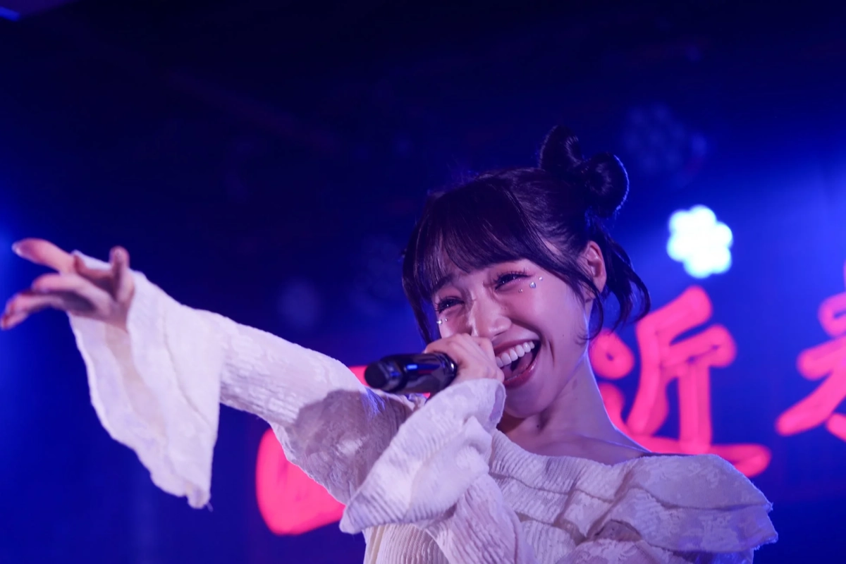 ステージ上で笑顔でパフォーマンスする夏川いおりさん