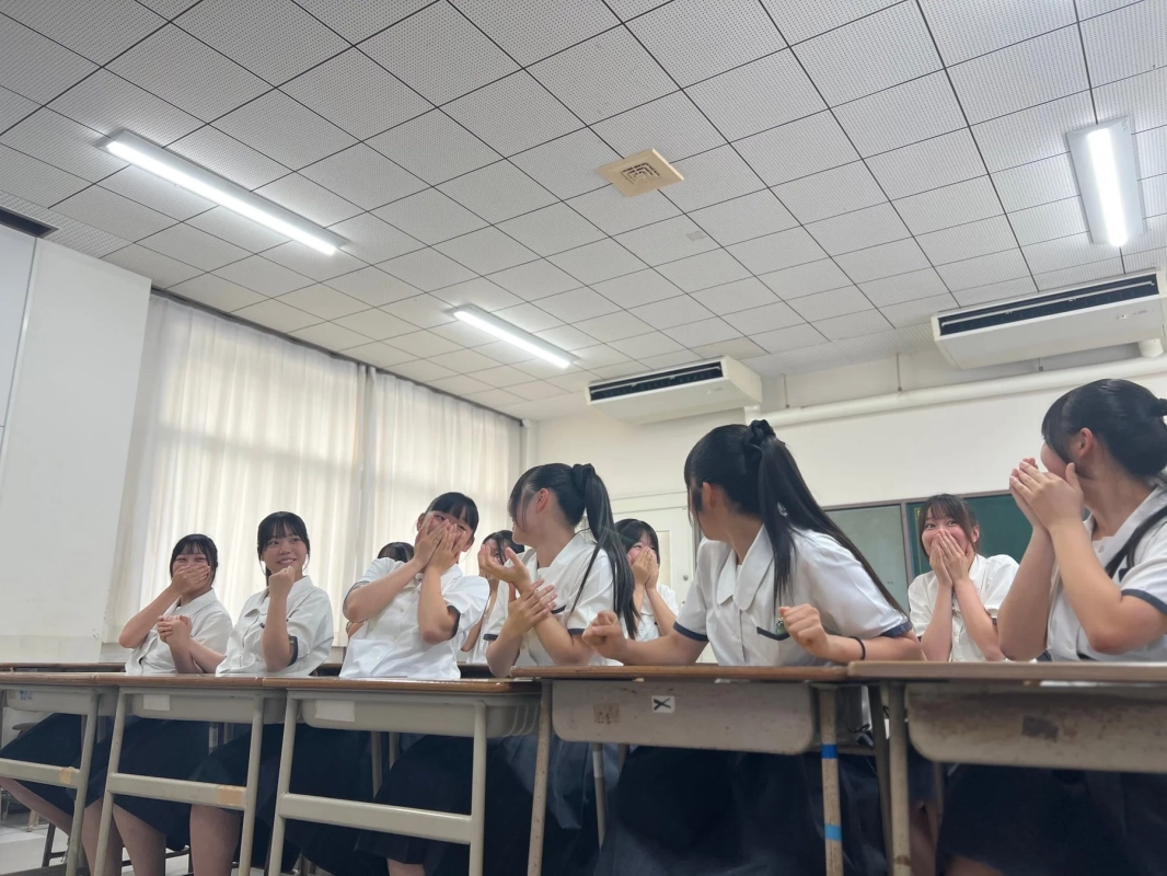 談笑する生徒たち