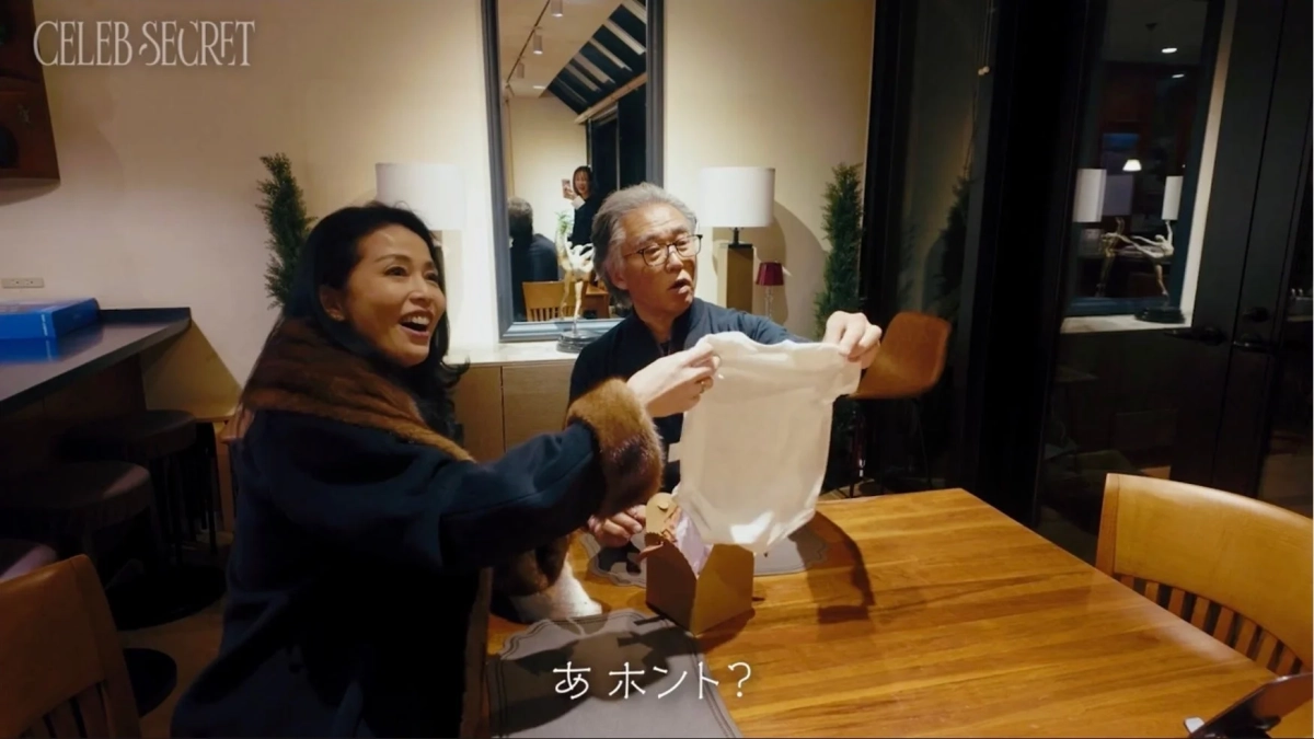 ベビー服のプレゼントに喜ぶ家族