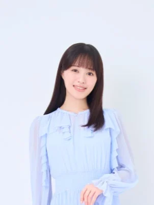 水色のフリル付きワンピースを着て微笑む絵森彩さん