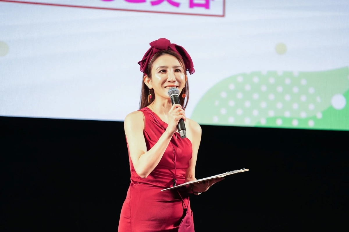 赤いドレスの女性