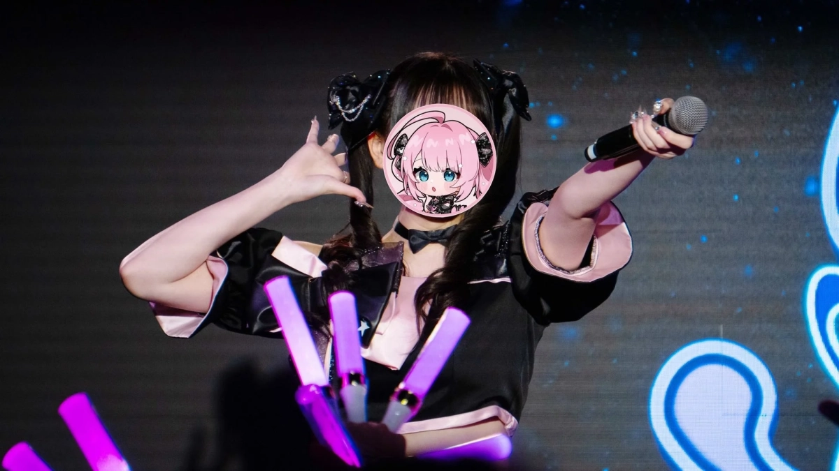 ライブステージでパフォーマンス中の女性アーティスト