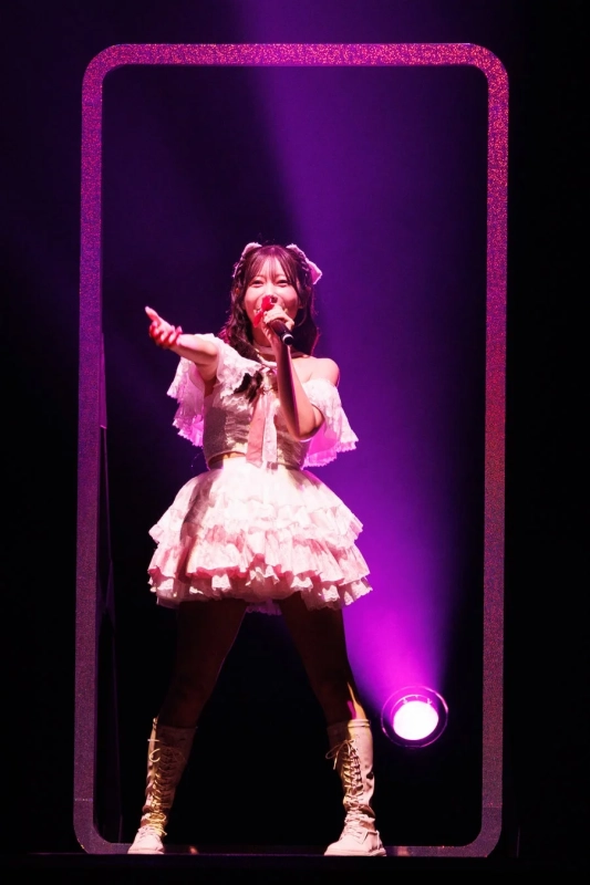 ピンクのフリル衣装のアイドル