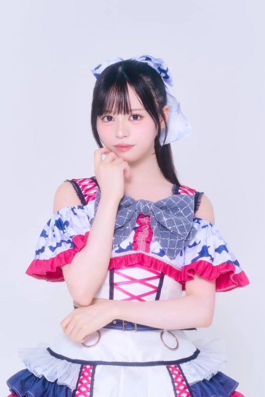 アイドル衣装の女性
