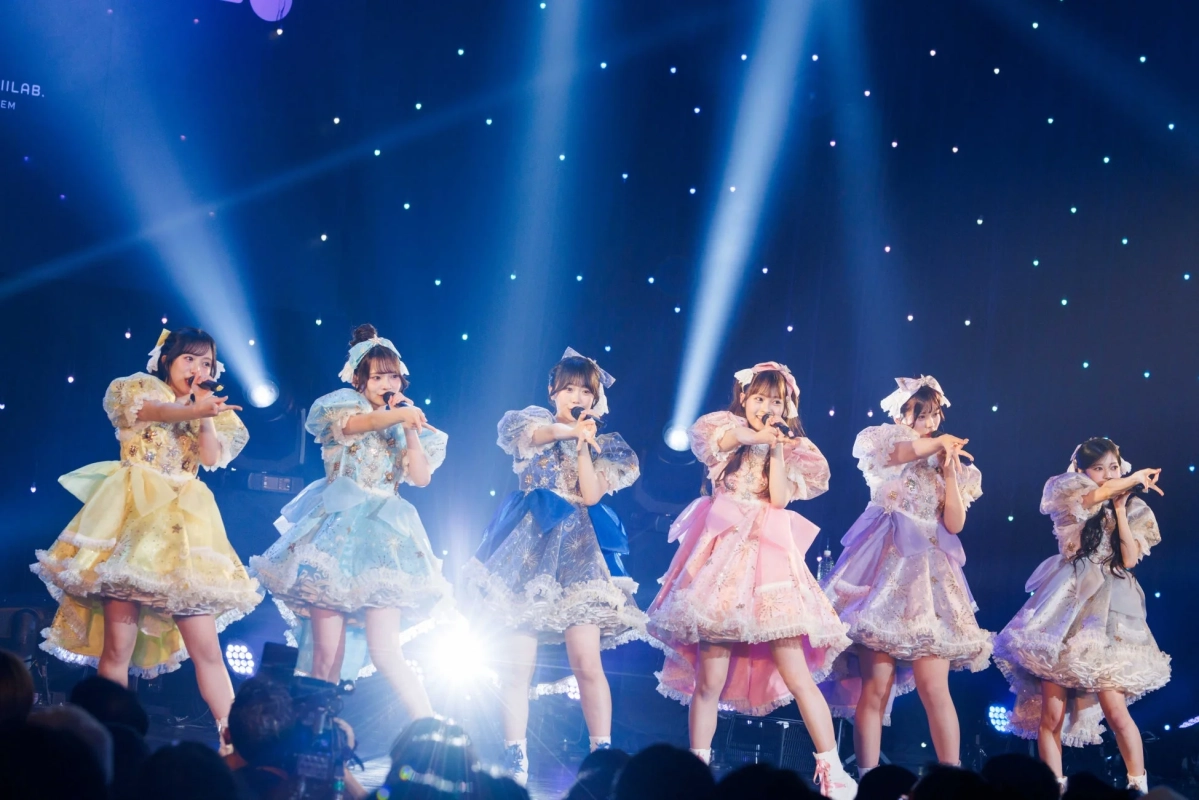 ステージで歌い踊るアイドルグループ