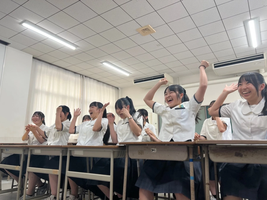喜びに沸く生徒たち