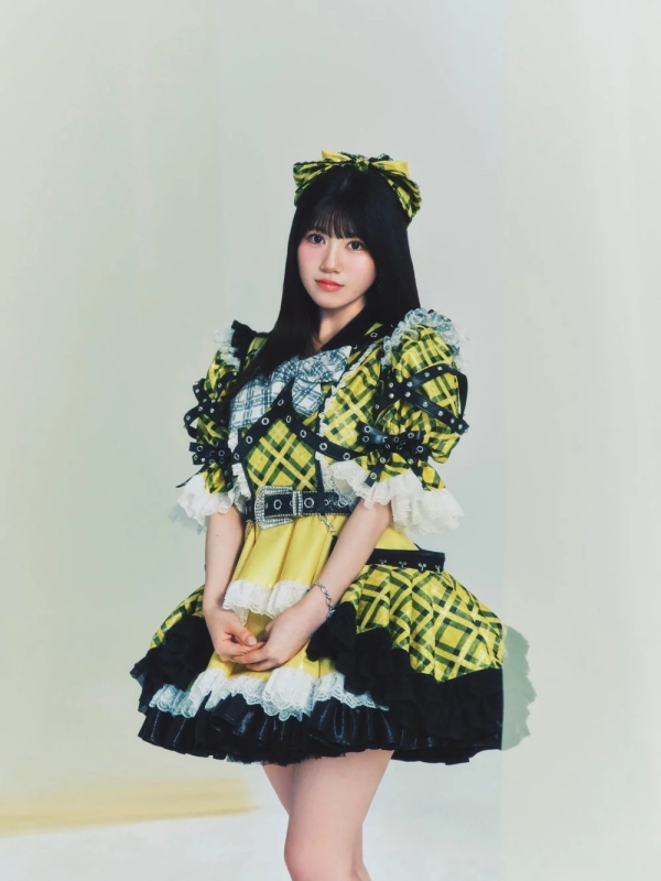 女性、アイドル、衣装、黄色、黒、チェック柄、フリル、リボン、ポートレート、全身、可愛い、ステージ衣装、スタジオ撮影
