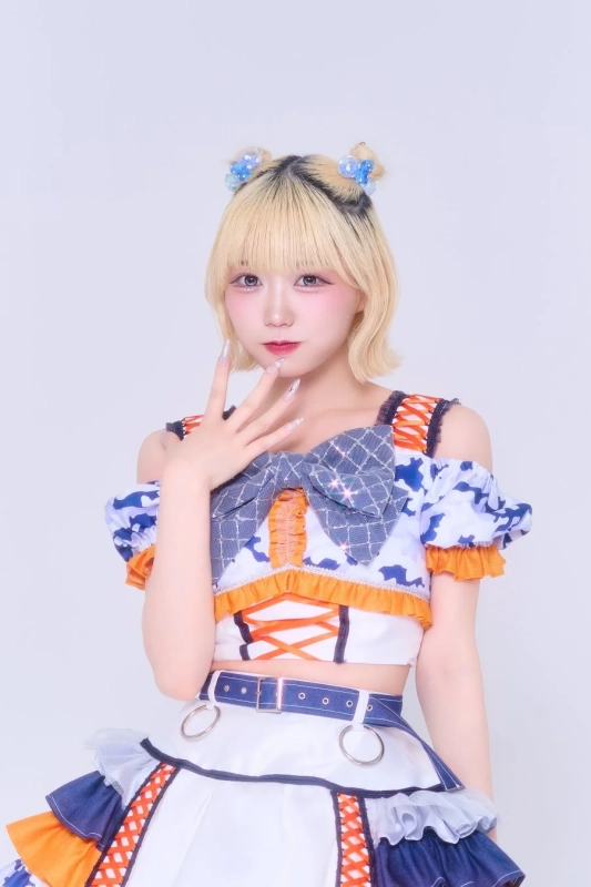 アイドル衣装の女性